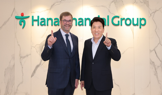 함영주 하나금융그룹 회장(오른쪽)이 존 코노턴(John Connaughton) 베인캐피탈 글로벌 CEO와 기념 촬영을 하고 있다. (사진=하나금융그룹 제공)