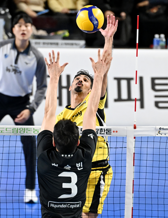 19일 천안유관순체육관에서 열린 도드람 2024~2025 V리그 남자부 의정부 KB손해보험과 천안 현대캐피탈의 경기에서 KB손보 모하메드 야쿱(등록명 야쿱)이 공격하고 있다. (사진=KOVO 제공)