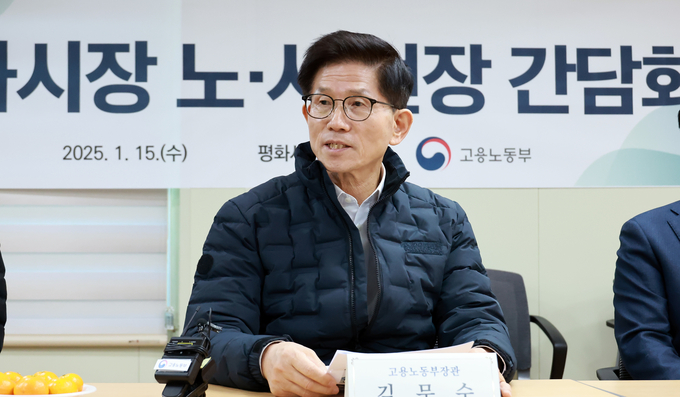 김문수 고용노동부 장관이 지난 15일 서울 중구 평화시장에서 열린 평화시장 노·사 현장 간담회에서 발언하고 있다. (사진=연합뉴스)