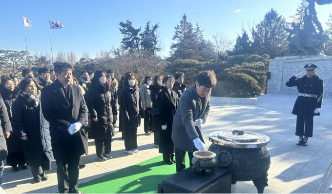 지난 9일 2025년 상반기 6급 미래인재 성장과정 연수에 참가하는 도교육청 6급 공무원들이 현충원 참배를 하고 있다. (사진=경기도교육청 제공)
