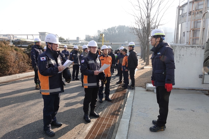 성남소방서 관계자가 성남 수질복원센터를 찾아 화재 안전지도를 실시하고 있다. (사진=성남소방서 제공)