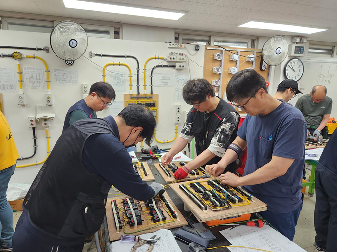 성남시 직업능력개발센터 수강생들이 일반과정에 참여 전기 실기를 배우고 있다. (사진=성남시 제공)