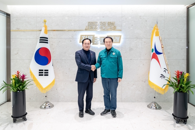 이권재 오산시장이 임태희 교육감을 만나 학교신설·시설개선을 지속적으로협의하기로 했다. (사진=오산시 제공)