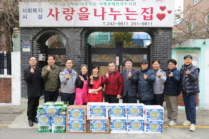 수원중부경찰서, 경찰발전협의회, 한우리봉사회 관계자들이 수원시 장애인복지시설 '사랑을 나누는 집'을 방문했다. (사진=수원중부경찰서 제공)
