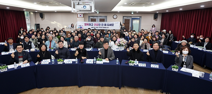 박종효 남동구청장이 주민들과의 소통 행정을 마치고 기념사진을 찍고 있다. ( 사진 = 남동구 제공 )