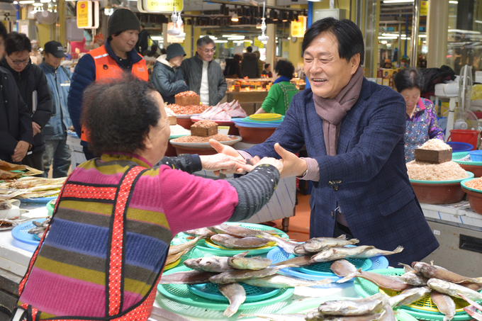 박용철 강화군수가 설 연휴 전 전통시장을 찾아 상인들을 격려하고 있다. ( 사진 = 강화군 제공 )