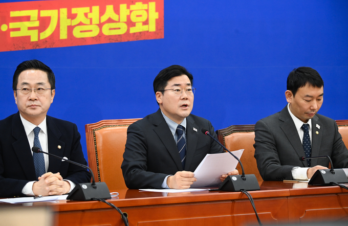 박찬대 더불어민주당 원내대표(가운데)가 20일 국회에서 ‘서부지법 폭동 사태 관련 긴급 기자회견’을 열고 발언하고 있다. (사진=옥지훈 기자)