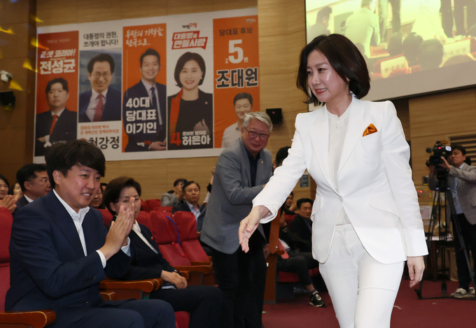 지난해 5월 19일 국회 의원회관에서 열린 개혁신당 전당대회에서 신임 당 대표로 선출된 허은아 후보가 이준석 대표 옆을 지나고 있다. (사진=연합뉴스)