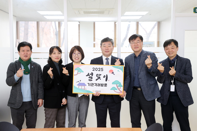 20일 김정렬 수원시의회 부의장이 수원시 사회복지시설을 방문해 관계자들과 함께하고 있다. (사진=수원시의회 제공)