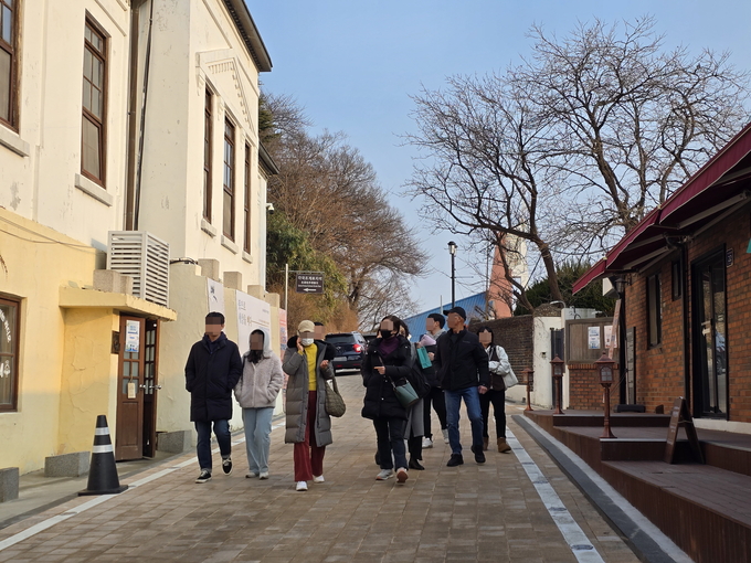 지난 19일 오후 개항기 건축물인 제물포구락부·인천시민애집 사이를 관광객들이 지나가고 있다. ( 사진 = 김민지 기자 )