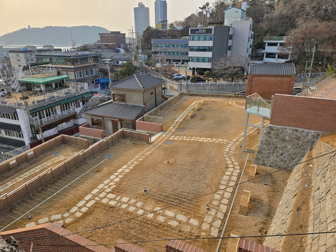 복원된 소금창고와 문화주택 모습. ( 사진 = 김민지 기자 )