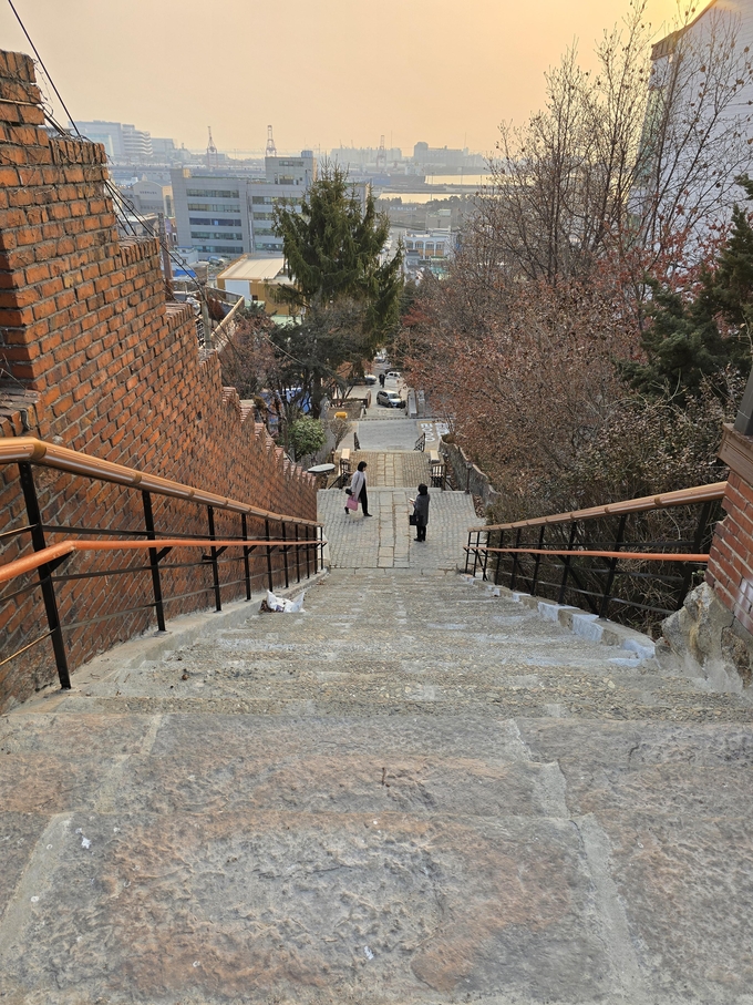 인천시민애집 인근에 조성된 가파른 계단. ( 사진 = 김민지 기자 )