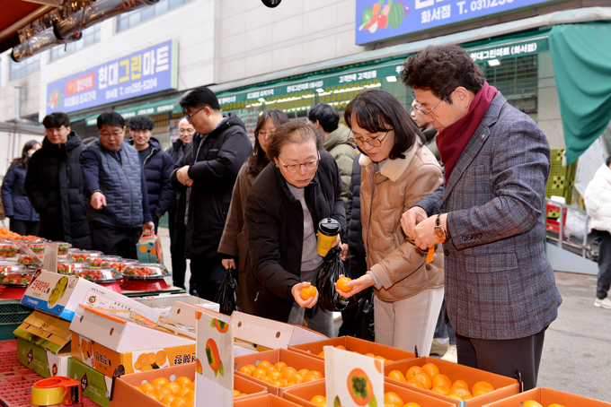 20일 수원도시공사 임직원들이 화서시장을 방문해 장을 보고 있다. (사진=수원도시공사 제공)
