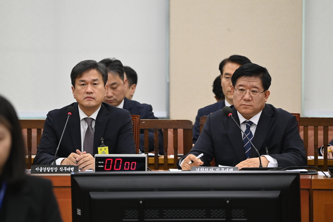 20일 오후에 열린 국회 행정안전위원회 ‘서울서부지방법원 불법 폭력점거 시위사태 관련 긴급 현안 질의’에서 경찰청장 직무대행과 서울경찰청장 직무대행이 의원들의 질의에 답변하고 있다. (사진=옥지훈 기자)
