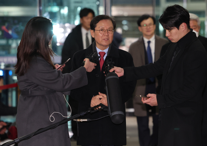 내란 우두머리 혐의로 체포된 윤석열 대통령의 구속 전 피의자심문(영장실질심사)이 종료된 지난 18일 서울 마포구 서울서부지법에서 윤 대통령측 윤갑근 변호사가 취재진의 질문을 받고 있다. (사진=연합뉴스)