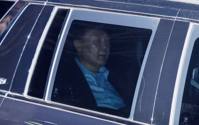 내란 우두머리 혐의로 고위공직자범죄수사처에 체포돼 첫날 조사를 마친 윤석열 대통령이 지난 15일 오후 경기 의왕시 서울구치소에 도착하고 있다. (사진=연합뉴스)