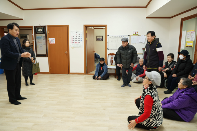하은호 군포시장이 2025년 새해를 맞아 경로당을 방문해 어르신들에게 신년인사를 하고 있다. (사진=군포시 제공)