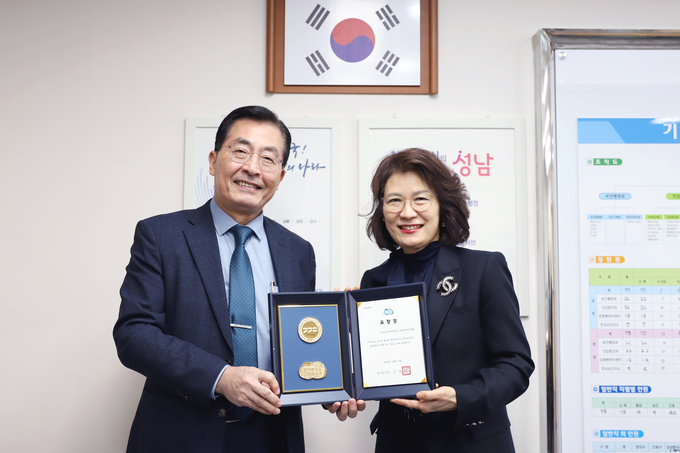 김영탁 분당차여성병원장(왼쪽)이 구성수 분당 보건소장과 함께 경기도지사 표창 기념촬영을 하고 있다. (사진=성남시 제공) 