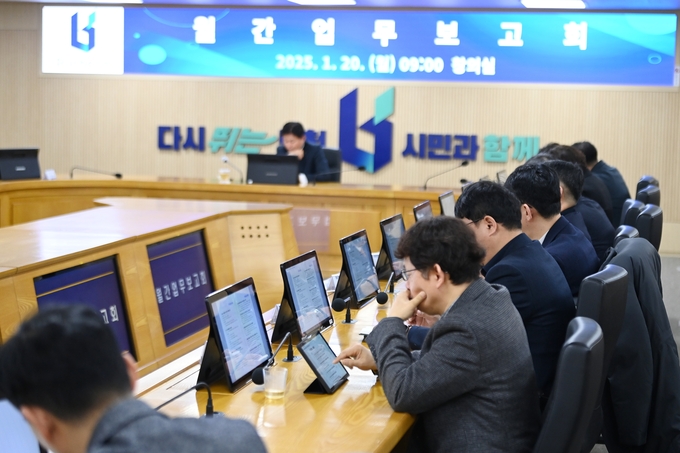 ‘종이 없는 회의’ 참석자가 태블릿PC를 활용하고 있다. (사진=부천시 제공)