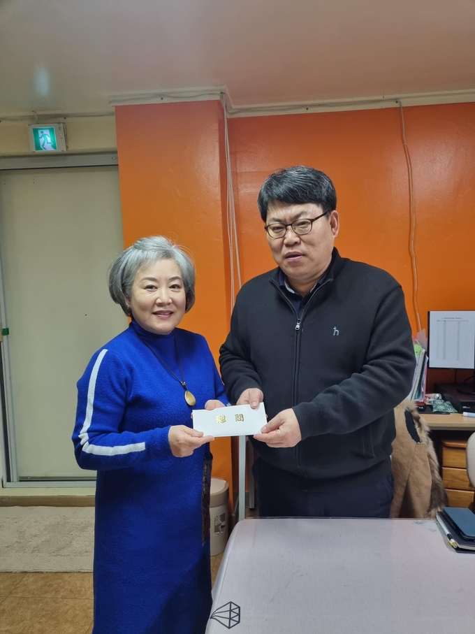 가평군 조종면행정복지센터는 20일 설 명절을 앞두고 관내 사회복지시설 2곳을 방문해 위문활동을 실시했다. (사진=가평군 조종면 행정복지센터 제공)