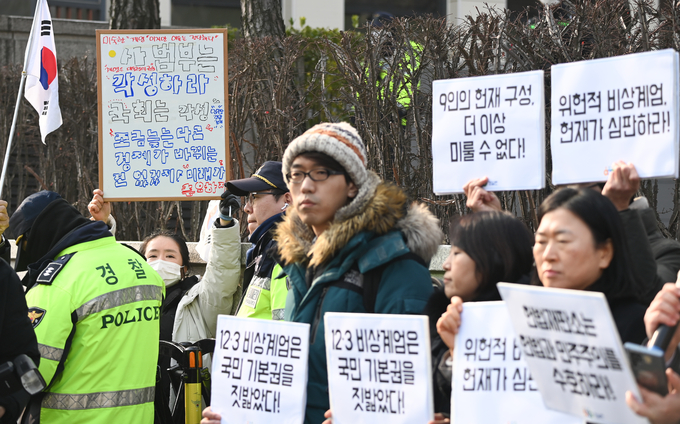 윤석열 대통령이 탄핵심판 변론에 직접 출석하기로한 21일 오전 서울 종로구 헌법재판소 정문에서 윤 대통령 파면을 촉구하는 경실련 기자회견 뒤로 윤 대통령 지지자들이 대치하고 있다. (사진=옥지훈 기자)
