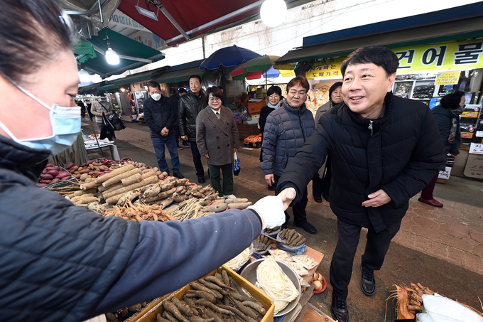 차준택 부평구청장이 지난 20일 설 맞이 전통시장을 방문해 상인들과 인사를 나누고 있다. ( 사진 = 부평구 제공 )
