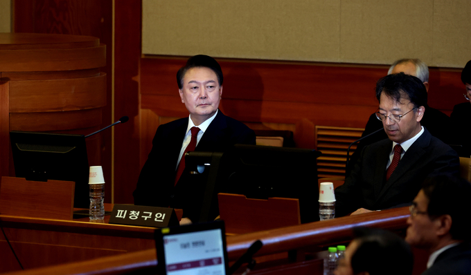 내란 우두머리 혐의로 구속된 윤석열 대통령이 21일 서울 종로 헌법재판소에서 열린 탄핵심판 3차 변론에 출석해 있다. (사진=사진공동취재단)