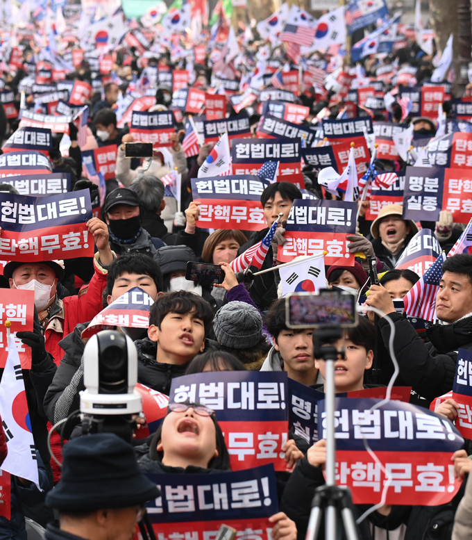  윤석열 대통령이 탄핵 심판 3차 변론 기일에 직접 출석한 21일 오후 서울 종로구 안국역 인근에서 윤 대통령 탄핵 반대 집회가 열리고 있다. (사진=옥지훈 기자)