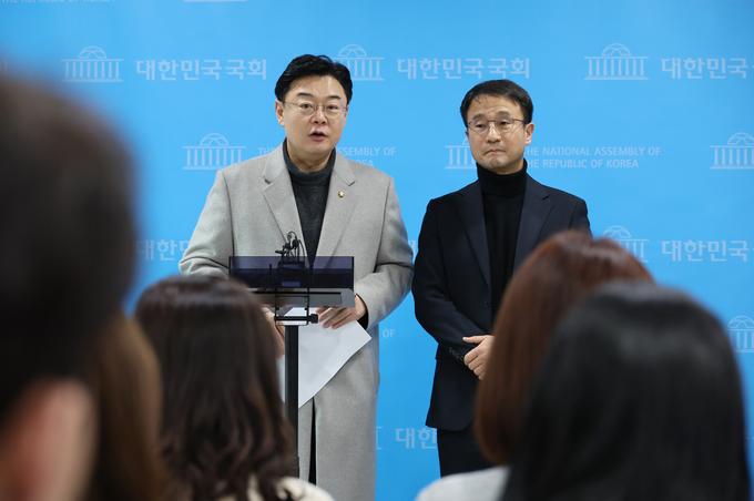 윤석열 정부의 비상계엄선포를 통한 내란혐의 진상규명 국정조사특별위원회 소속 김성원(왼쪽) 여당·한병도 야당 간사가 21일 국회 소통관에서 합동참모본부 지휘통제실과 수도방위사령부 문서고 등 1차 현장조사 결과 브리핑 후 취재진의 질문에 답하고 있다. (사진=연합뉴스)