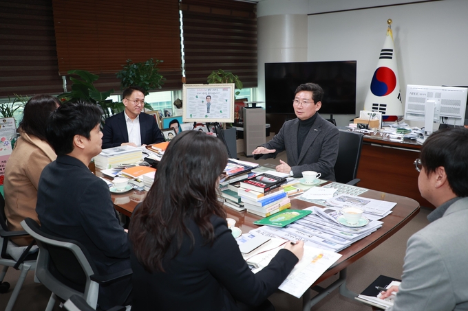 이상일 용인시장이 지난 20일 여운홍 조지아텍 글로벌 산업기술 협력센터 센터장을 만나 반도체산업 관련 인재 양성 방안에 대해 의견을 나눴다. (사진=용인시 제공)