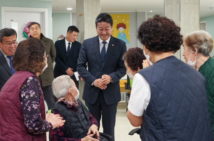 김진경 경기도의회 의장이 21일 시흥 엘림양로원에서 어르신들과 담소를 나누고 있다. (사진=경기도의회 제공)