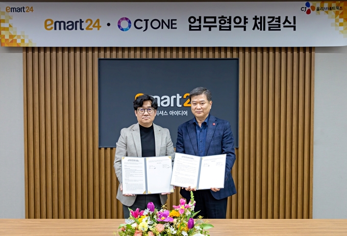  CJ올리브네트웍스가 이마트24와 멤버십 시너지 강화를 위한 업무협약을 체결했다. (왼쪽부터) 유인상 CJ올리브네트웍스 대표, 송만준 이마트24 대표. (사진=CJ올리브네트웍스 제공)