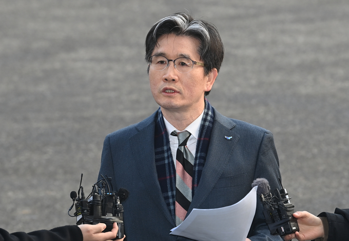  오동운 고위공직자범죄수사처(공수처)장이 22일 오전 과천시 정부과천청사 내 공수처로 출근하면서 입장을 밝히고 있다. (사진=옥지훈 기자)