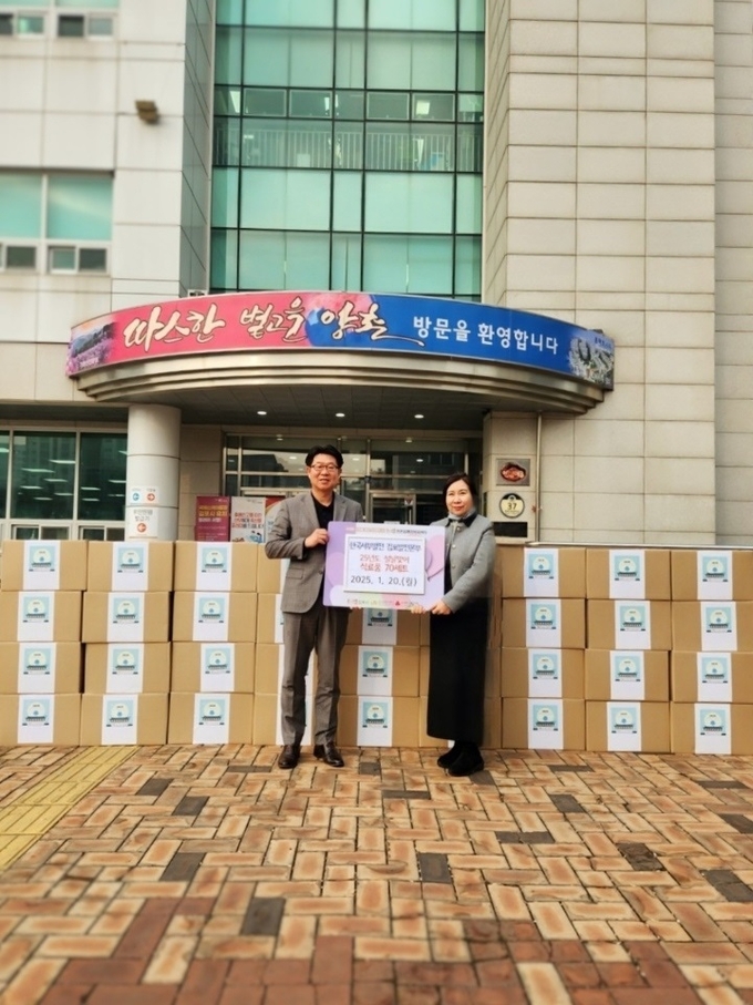 ㈜한국서부발전 김포발전본부가 설 명절을 맞아 저소득층 가구에 전해달라며 식료품을 양촌읍 조근환 읍장에게 전달하고 있다. (사진=김포시 제공)