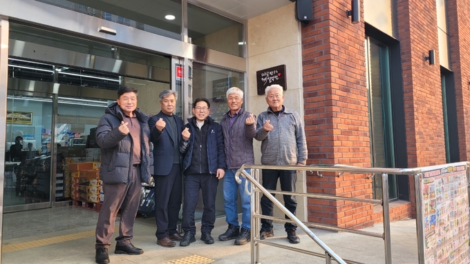 가평군 설악면 행정복지센터와 설악면지역사회보장협의체는 홈마트를 방문해 '따뜻한 동행 행복 설악면' 나눔가게 현판을 전달했다. (사진=설악면 행정복지센터 제공)