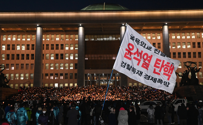 지난해 12월 5일 오후 서울 여의도 국회 본청 앞 계단에서 '윤석열 대통령 사퇴 촉구 범국민 촛불문화제'가 열렸다. (사진=옥지훈 기자)
