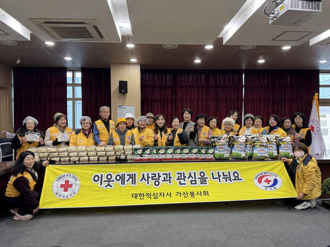 대한적십자사 포천지구회 가산봉사회는 지난 21일 포천 가산면행정복지센터에서 설맞이 떡국떡 사랑나눔 행사를 펼쳤다. (사진=대한적십자사 포천지구회 가산봉사회 제공)