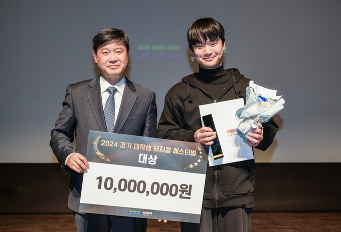제1회 경기 대학생 뮤지컬 페스티벌에서 한세대 ‘HOPE’의 연출을 맡은 박윤성 학생(오른쪽)이 대상을 받고 기념촬영을 하고 있다. (사진=한세대 제공)