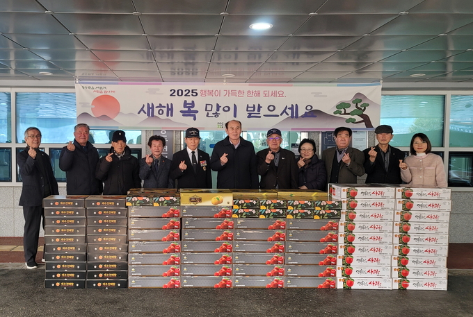 박형덕 동두천시장(중앙)이 보훈단체를 찾아 설명절선물을 전달하고 있다. (사진=동두천시 제공)