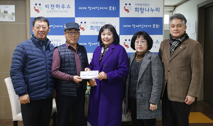시흥시의회가 다가오는 설 명절을 앞두고 지난 20일부터 오는 23일까지 관내 사회복지시설 17개소를 위문하며 따뜻한 온정을 나눈다. (사진=시흥시의회 제공)