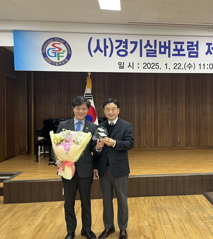 윤해동(왼쪽) 안양시의원이 22일 정재학 경기실버포럼 대표이사로부터 표창패를 받은 뒤 기념촬영을 하고 있다. (사진=안양시의회 제공)