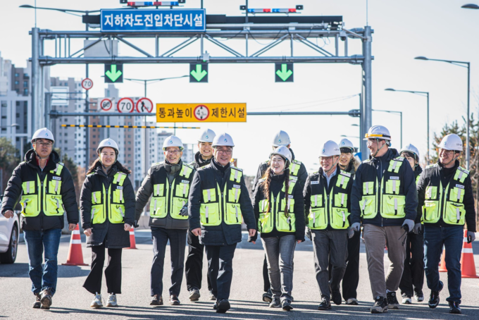김종필 공단 이사장이 직원들과 함께 걷고 있는 모습. ( 사진 = 인천시설공단 제공 )
