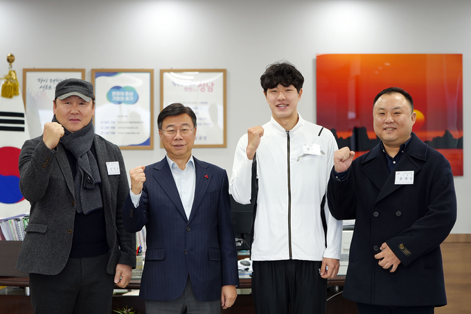 황건열 선수가 입단 후 신상진 시장과 환담을 나눴다. (사진=성남시 제공)