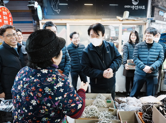 한국지역난방공사 정용기 사장과 임직원들이 민생경제 활성화를 위해 전통시장 장보기를 진행했다. (사진=한국지역난방공사 제공)