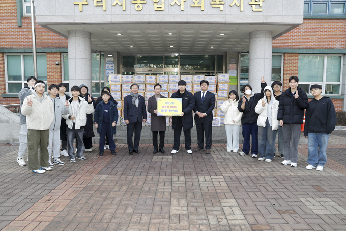 구리시 교회 청소년들이 지난 22일 라면 180박스를 구리종합사회복지관에 전달했다. (사진=구리시의회 제공)