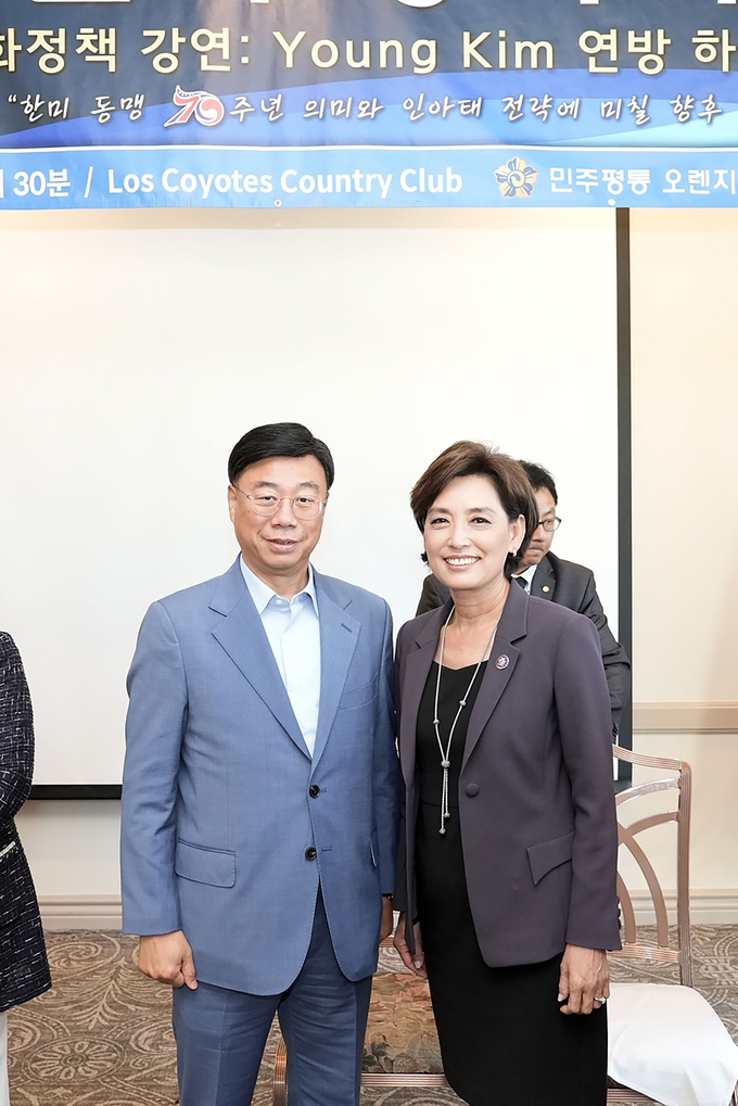 지난 2023년 6월 미국 캘리포니아 민주평통 오렌지샌디에고협의회 평화정책 강연회에서 만난 신상진 성남시장과 영 김 미 연방 하원의원. (사진-성남시 제공)