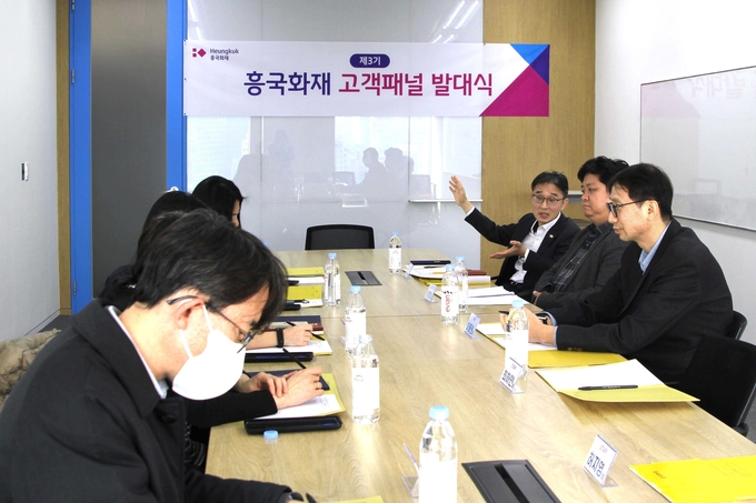 장윤석 흥국화재 소비자보호실장(오른쪽 세 번째)이 고객패널들에게 6개 과제 선정 배경을 설명하고 있다. (사진=흥국화재 제공)