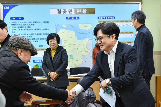 김포 월곶면을 찾은 김병수 시장이 지역 주민들과 반갑게 인사를 하고 있다. (사진=김포시 제공) 