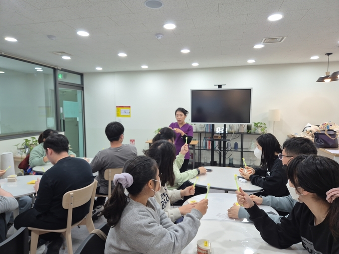 올바른 칫솔법을 배우고 있는 참석자들. (사진=부천시 제공)