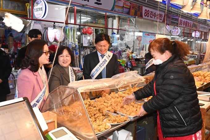 조용익 부천시장이 소사종합시장을 방문했다. (사진=부천시 제공)